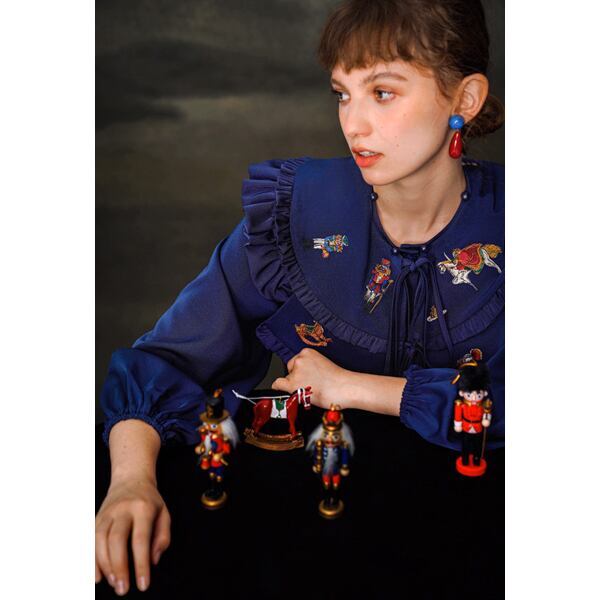 くるみ割り人形刺繍フリル衿ブラウス C0113