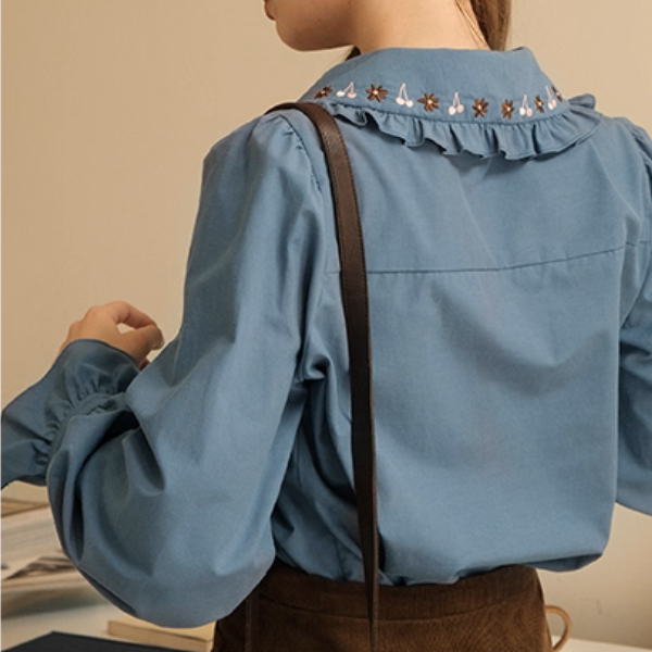 さくらんぼ刺繍とプリーツのドーリーシャツ《Z01178》