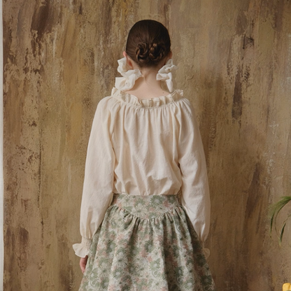 フリルネックのクラシカルブラウス《Z01113》