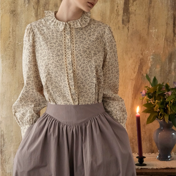 小花柄とフリル襟のクラシカルブラウス《Z01085》