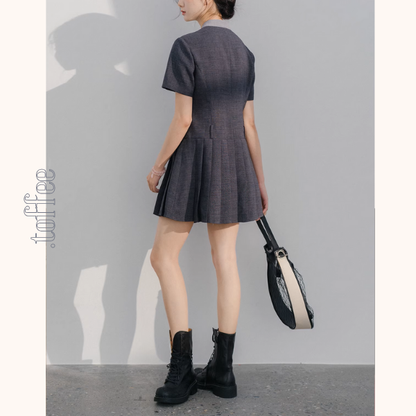 リボン襟とプリーツが彩るミニワンピース《Z01077》