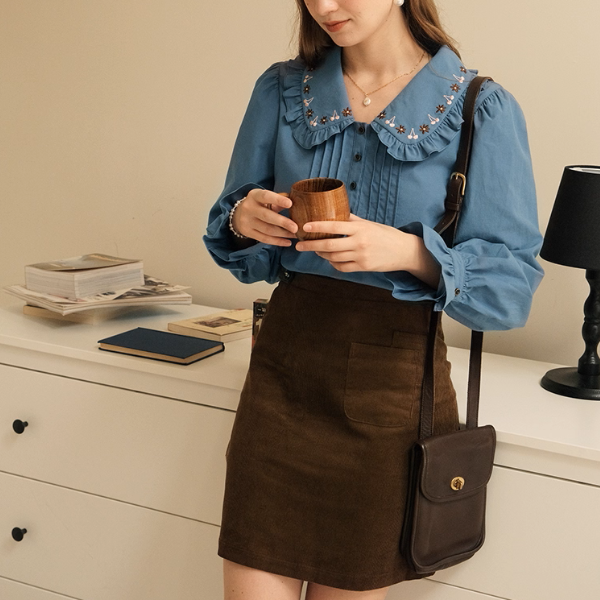 さくらんぼ刺繍とプリーツのドーリーシャツ《Z01178》