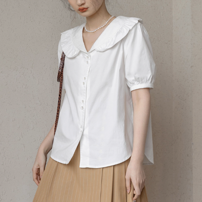 フリル襟が揺れるホワイトブラウス《Z01083》