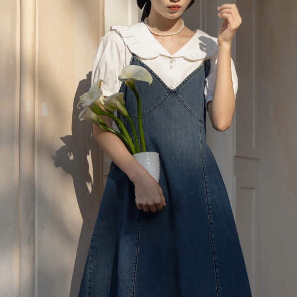 フリル襟が揺れるホワイトブラウス《Z01083》