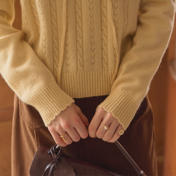 陽だまりとレースアップのプルオーバーニット《Z01162》