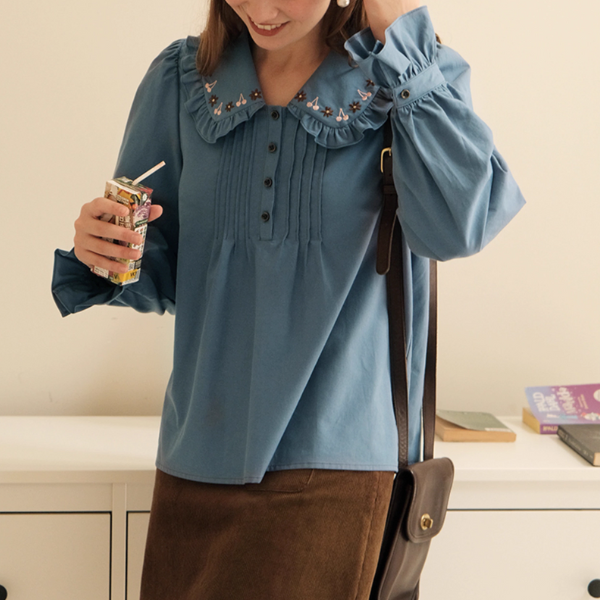 さくらんぼ刺繍とプリーツのドーリーシャツ《Z01178》