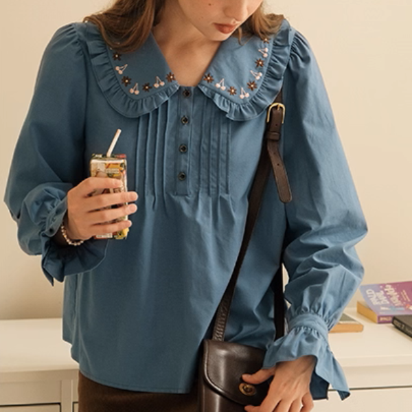 さくらんぼ刺繍とプリーツのドーリーシャツ《Z01178》