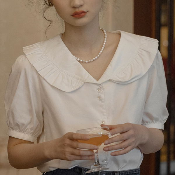 フリル襟が揺れるホワイトブラウス《Z01083》