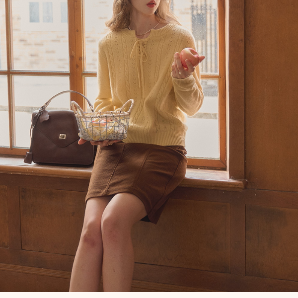 陽だまりとレースアップのプルオーバーニット《Z01162》