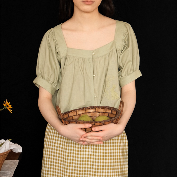 【2color】刺繍うさぎのスクエアネックブラウス《Z01046》