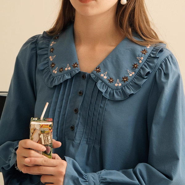 さくらんぼ刺繍とプリーツのドーリーシャツ《Z01178》