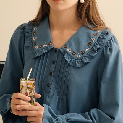 さくらんぼ刺繍とプリーツのドーリーシャツ《Z01178》