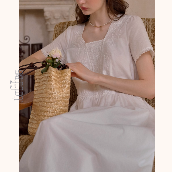 レース刺繍のホワイトロングワンピース《Z01093》