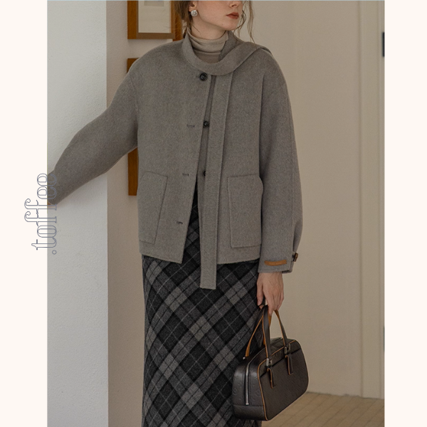 【2color】やさしい風にほどけるタイ付きショートコート《Z01174》