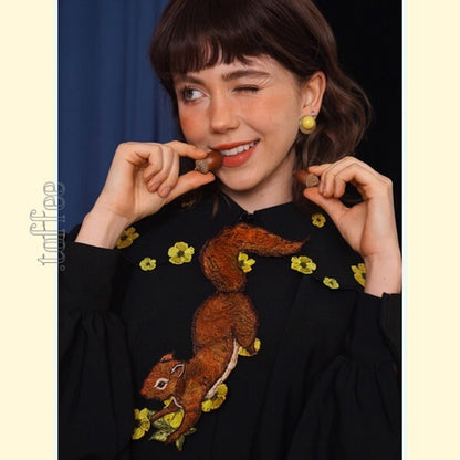 森のファンタジー：花の妖精と無邪気なリスの刺繍タイ 《C0190》