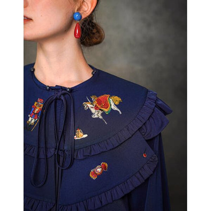 くるみ割り人形刺繍フリル衿ブラウス C0113