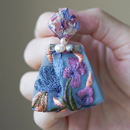 花を閉じ込めた刺繍リボンピアス