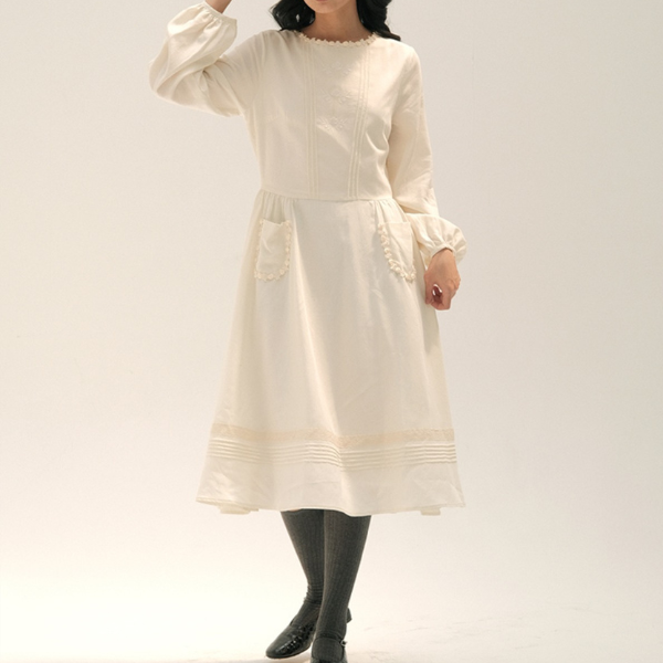 【2color】北欧風フラワー刺繍入りミモレ丈ワンピース  Z00010