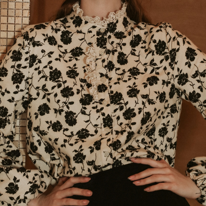 スタンドカラーブラックローズレースブラウス X-470