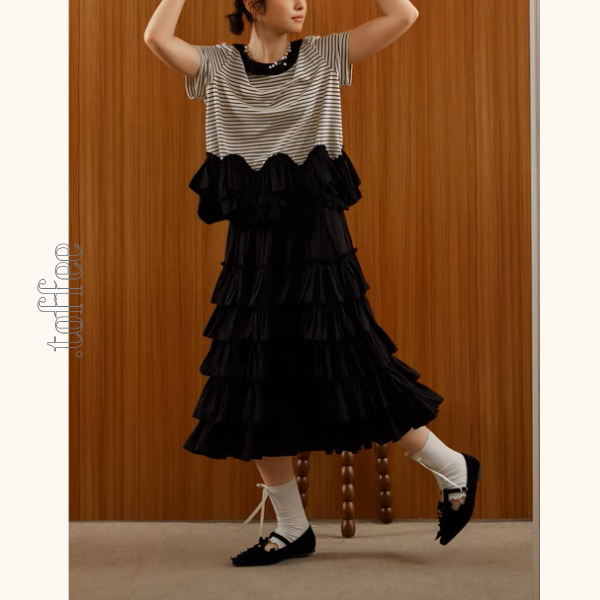 ストライプ切り替えラッフルヘムトップ＆ティアードミモレ丈スカートのセットアップ《Z00941》