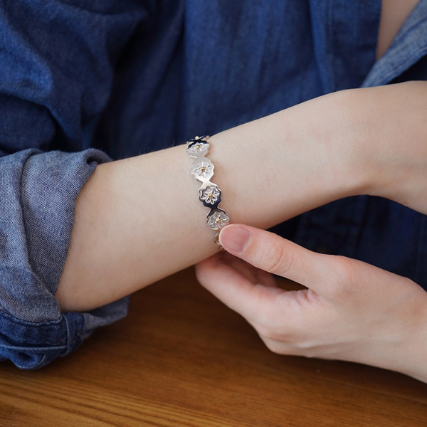 ミニフラワーデザインスリムバングル　AU-146