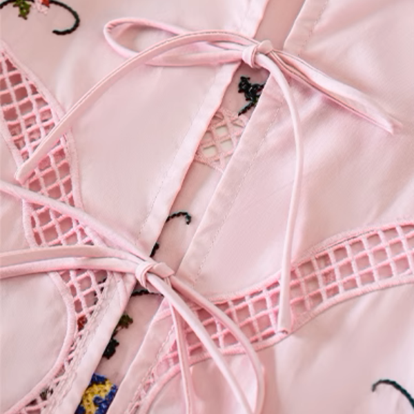 フラワー刺繍とリボン装飾のスクエアカラーブラウス《Z01007》