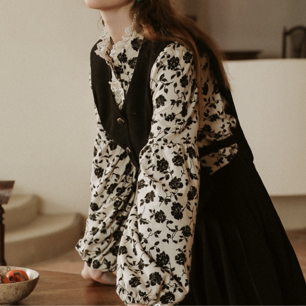 スタンドカラーブラックローズレースブラウス X-470