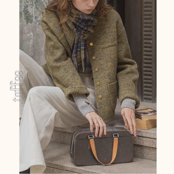 【3color】金のボタンが奏でるアートショートコート《Z01175》