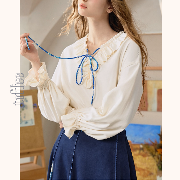 【2color】ひと筆の空を結ぶ、フリルとアートのブラウス《Z01124》