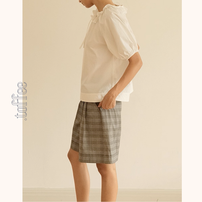 フリルネックとリボンのホワイトブラウス《Z01092》