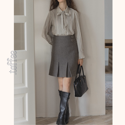 【2color】凛とした冬の朝をまとうボウタイブラウス《Z01173》