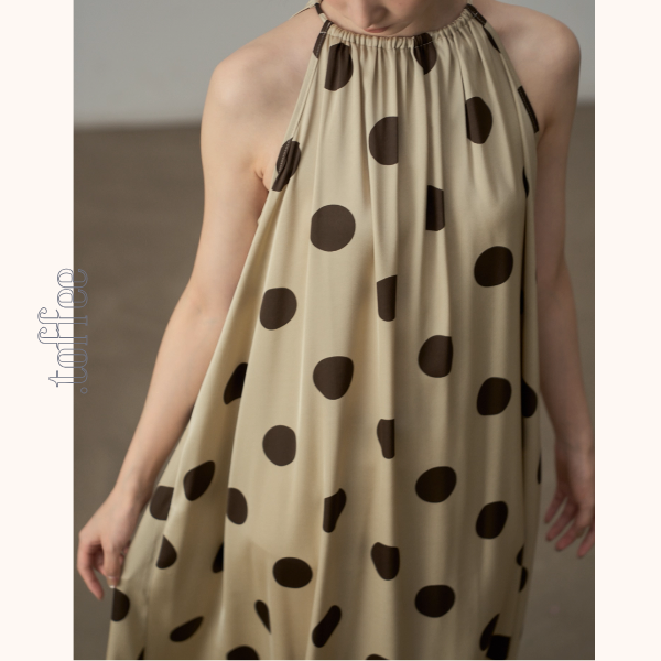 ドットと余白、午後のホルターネックワンピース《Z01119》