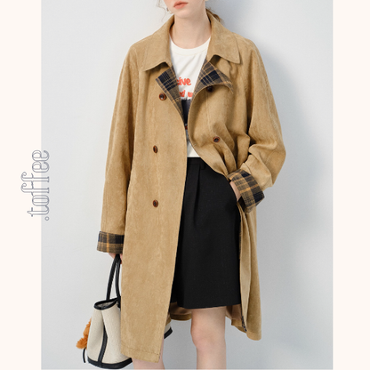 大人レトロに映えるチェック袖口のカーキトレンチコート《Z01182》