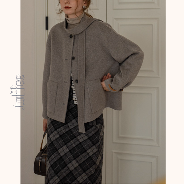 【2color】やさしい風にほどけるタイ付きショートコート《Z01174》