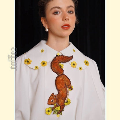 森のファンタジー：花の妖精と無邪気なリスの刺繍タイ 《C0190》