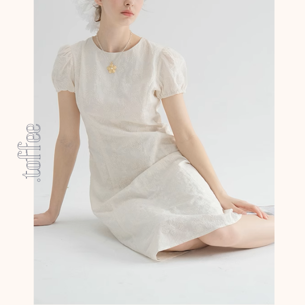 パフスリーブ蝶柄刺繍入りミモレ丈ワンピース《Z00873》