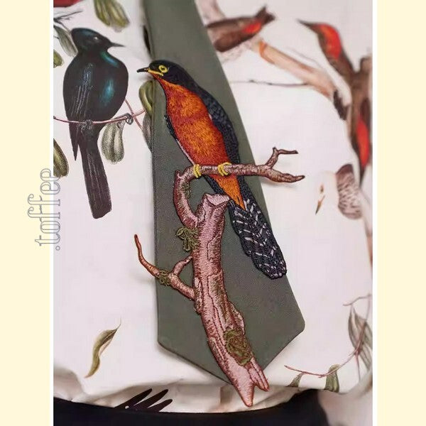 【3color】自由を纏う：手仕事の鳥刺繍タイ　C0179