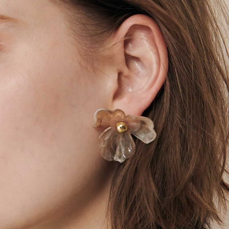 淡い花が可憐なピアス