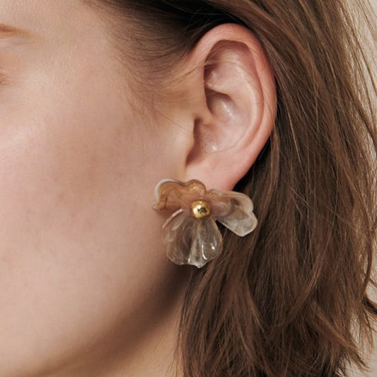 淡い花が可憐なピアス