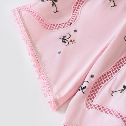 フラワー刺繍とリボン装飾のスクエアカラーブラウス《Z01007》