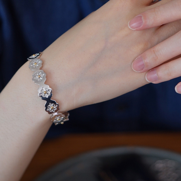 ミニフラワーデザインスリムバングル　AU-146