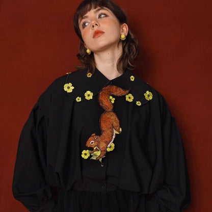 森のファンタジー：花の妖精と無邪気なリスの刺繍タイ 《C0190》