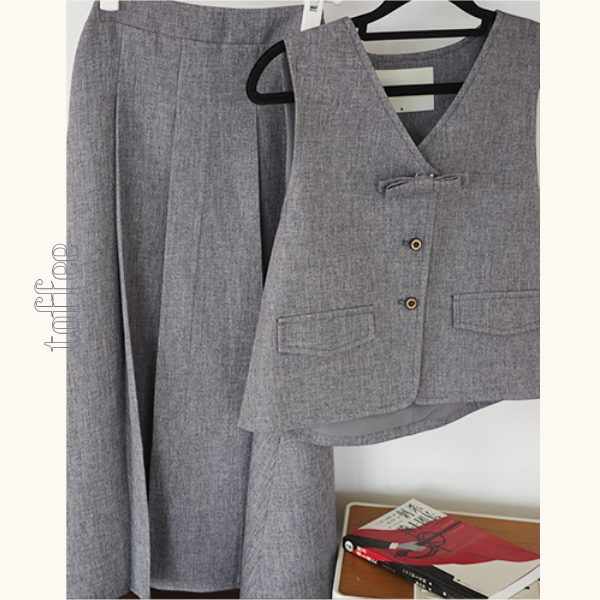 ボウタイ付きベスト＆ミモレ丈プリーツスカートのセットアップ《Z00850》