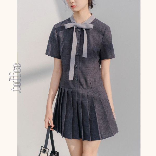 リボン襟とプリーツが彩るミニワンピース《Z01077》