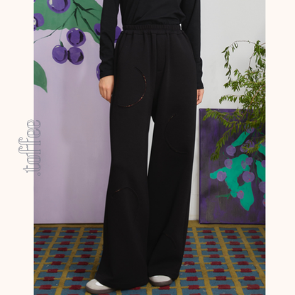 ストロベリー刺繍ブラックスウェットパンツ　《Z00698》