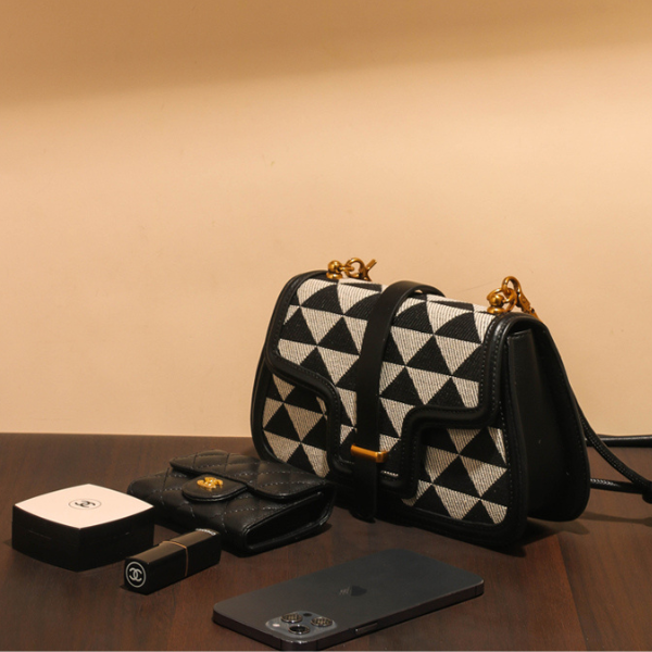 トライアングルプリントフラップメッセンジャーバッグ　AU-170