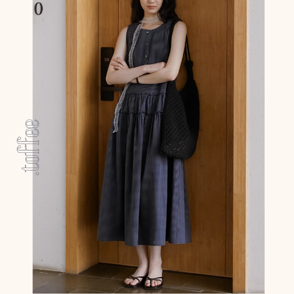 小さな格子のネイビーノースリーブワンピース《Z01089》