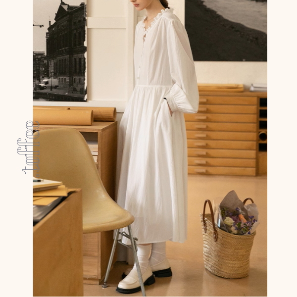 午前の光とフリル襟の白ワンピース《Z01121》