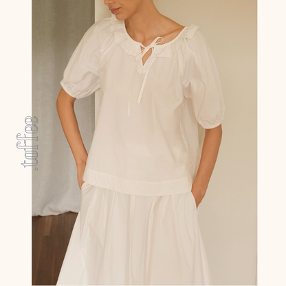 フリルネックとリボンのホワイトブラウス《Z01092》