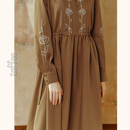 【2color】ローズ刺繍フリルネックワンピース　《Z00681》